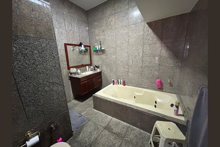 Casa à venda com 900m², 3 quartos e 7 vagasBanheiro da Suíte 1