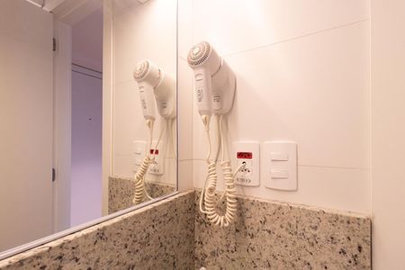 Banheiro de kitnet/studio para alugar com 1 quarto, 22m² em Centro, Pinhais