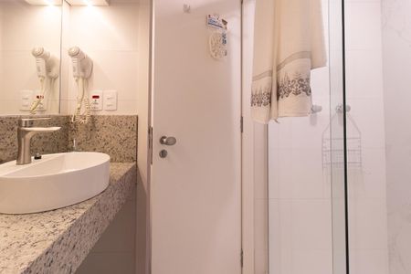 Banheiro de kitnet/studio para alugar com 1 quarto, 22m² em Centro, Pinhais