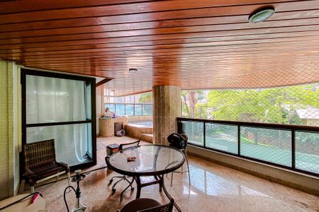 Apartamento para alugar com 394m², 4 quartos e 5 vagas Apartamento para alugar com 394m², 4 quartos e 5 vagasVaranda