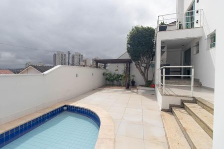 Casa à venda com 265m², 4 quartos e 4 vagasTerraço com Piscina