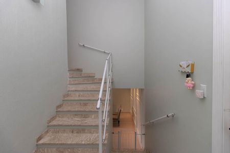 Casa à venda com 265m², 4 quartos e 4 vagasEscada 