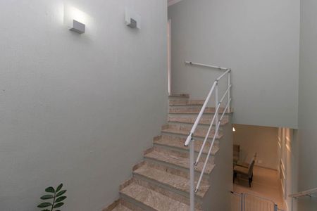 Casa à venda com 265m², 4 quartos e 4 vagasEscada 