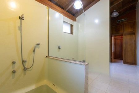 Casa de condomínio para alugar com 500m², 4 quartos e 2 vagas Casa de condomínio para alugar com 500m², 4 quartos e 2 vagasBanheiro 2