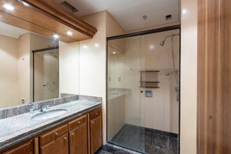 Casa de condomínio para alugar com 500m², 4 quartos e 2 vagas Casa de condomínio para alugar com 500m², 4 quartos e 2 vagasBanheiro 3