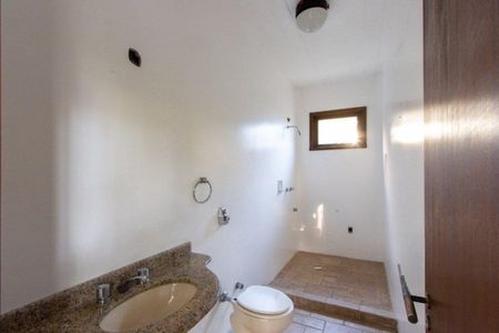 Casa de condomínio para alugar com 500m², 4 quartos e 2 vagas Casa de condomínio para alugar com 500m², 4 quartos e 2 vagasBanheiro 5