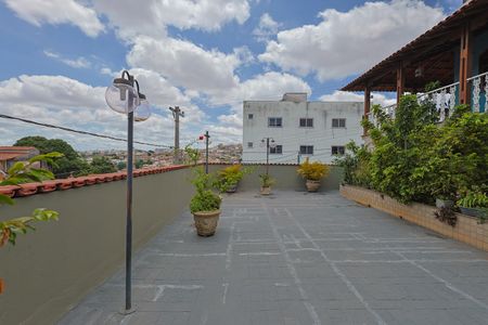 Casa à venda com 323m², 4 quartos e 4 vagasQuintal