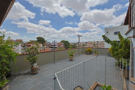 Casa à venda com 323m², 4 quartos e 4 vagasQuintal