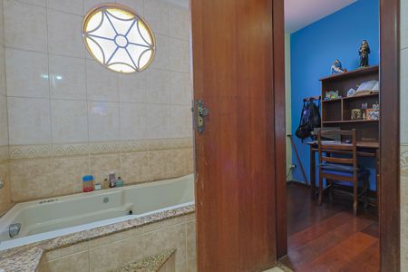 Casa à venda com 323m², 4 quartos e 4 vagasBanheiro da Suíte 2