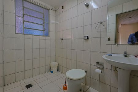 Casa à venda com 323m², 4 quartos e 4 vagasBanheiro 2