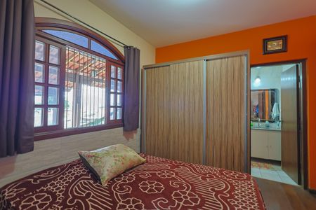 Casa à venda com 323m², 4 quartos e 4 vagasSuíte 1