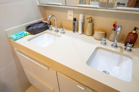 Apartamento à venda com 107m², 3 quartos e 2 vagas Apartamento à venda com 107m², 3 quartos e 2 vagasBanheiro da Suíte