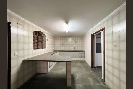 Casa para alugar com 480m², 5 quartos e 3 vagasCozinha de apoio do salão de festas