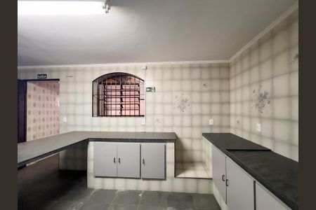 Casa para alugar com 480m², 5 quartos e 3 vagasCozinha de apoio do salão de festas