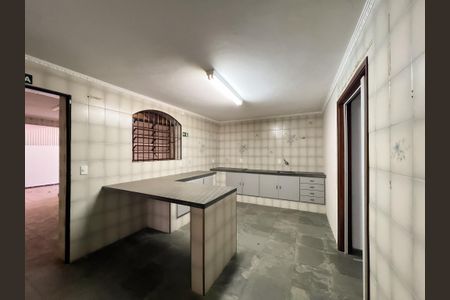 Casa para alugar com 480m², 5 quartos e 3 vagasCozinha de apoio do salão de festas