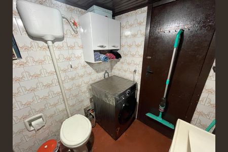 Casa à venda com 100m², 2 quartos e 2 vagasBanheiro e área de Serviço