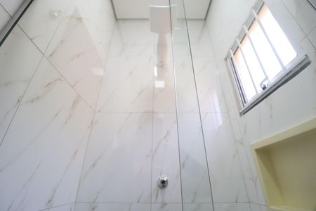 Banheiro de kitnet/studio para alugar com 1 quarto, 20m² em Martins, Uberlândia