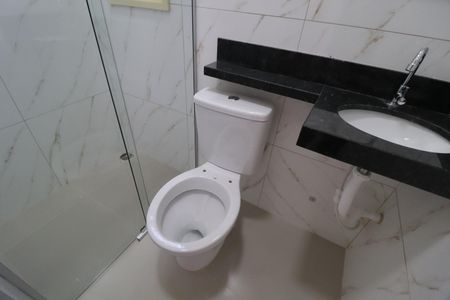 Banheiro de kitnet/studio para alugar com 1 quarto, 20m² em Martins, Uberlândia