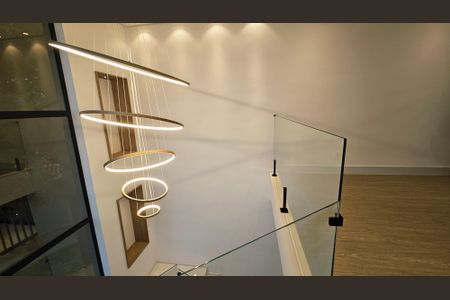 Casa de condomínio à venda com 408m², 4 quartos e 8 vagas Casa de condomínio à venda com 408m², 4 quartos e 8 vagasEscada