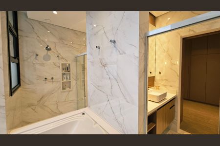 Casa de condomínio à venda com 408m², 4 quartos e 8 vagas Casa de condomínio à venda com 408m², 4 quartos e 8 vagasBanheiro da Suíte 1