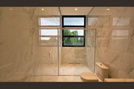 Casa de condomínio à venda com 408m², 4 quartos e 8 vagas Casa de condomínio à venda com 408m², 4 quartos e 8 vagasBanheiro da Suíte 2