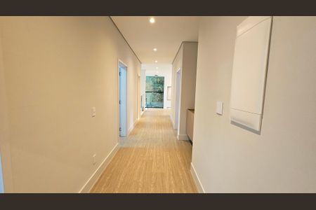 Casa de condomínio à venda com 408m², 4 quartos e 8 vagas Casa de condomínio à venda com 408m², 4 quartos e 8 vagasCorredor