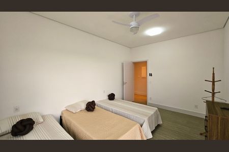 Casa de condomínio à venda com 408m², 4 quartos e 8 vagas Casa de condomínio à venda com 408m², 4 quartos e 8 vagasQuarto 1