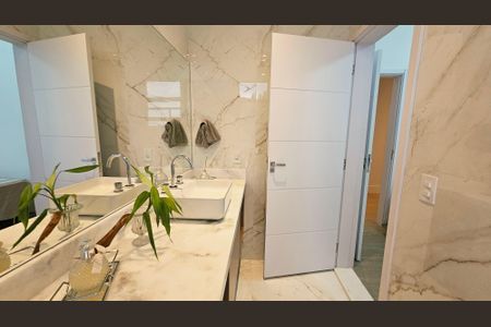 Casa de condomínio à venda com 408m², 4 quartos e 8 vagas Casa de condomínio à venda com 408m², 4 quartos e 8 vagasBanheiro da Suíte 2