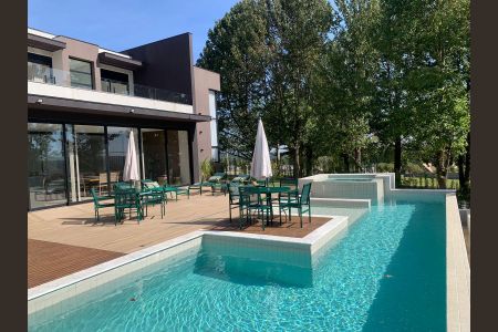 Casa de condomínio à venda com 408m², 4 quartos e 8 vagas Casa de condomínio à venda com 408m², 4 quartos e 8 vagasPiscina