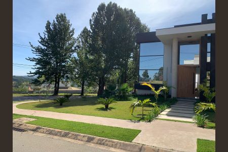 Casa de condomínio à venda com 408m², 4 quartos e 8 vagas Casa de condomínio à venda com 408m², 4 quartos e 8 vagasFachada