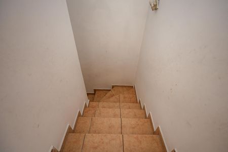 Casa para alugar com 120m², 2 quartos e 2 vagas Casa para alugar com 120m², 2 quartos e 2 vagasEscada