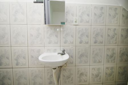 Banheiro de kitnet/studio para alugar com 1 quarto, 40m² em Penha Circular, Rio de Janeiro