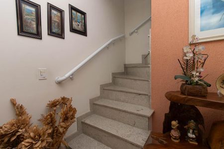 Casa à venda com 110m², 3 quartos e 2 vagasEscada