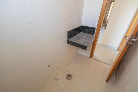 Banheiro social de apartamento à venda com 3 quartos, 63m² em Glória, Belo Horizonte