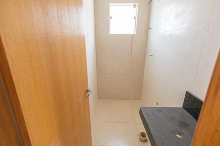 Banheiro social de apartamento à venda com 3 quartos, 63m² em Glória, Belo Horizonte