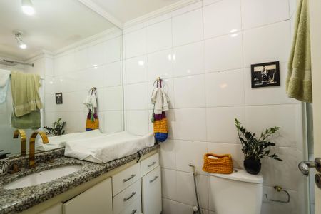 Apartamento à venda com 110m², 3 quartos e 2 vagas Apartamento à venda com 110m², 3 quartos e 2 vagasBanheiro da Suite