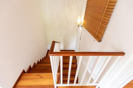 Casa de condomínio à venda com 194m², 3 quartos e 4 vagas Casa de condomínio à venda com 194m², 3 quartos e 4 vagasEscada de Acesso ao nível Superior