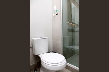 Banheiro de kitnet/studio para alugar com 1 quarto, 27m² em Cidade Baixa, Porto Alegre