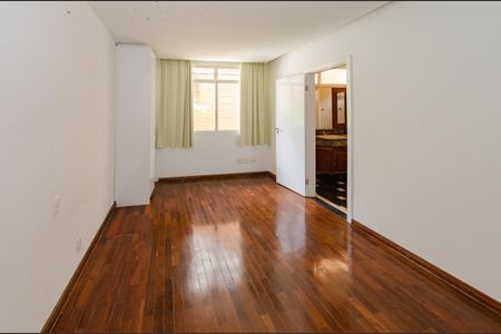 Casa à venda com 740m², 5 quartos e 6 vagasSemi-suíte 1