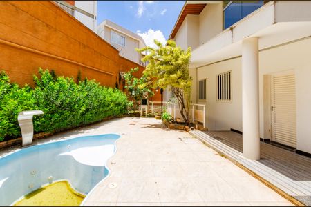 Casa à venda com 740m², 5 quartos e 6 vagasÁrea externa