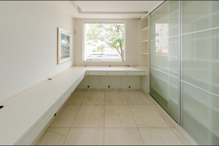 Casa à venda com 740m², 5 quartos e 6 vagasEscritório