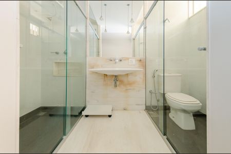 Casa à venda com 740m², 5 quartos e 6 vagasBanheiro suíte 2