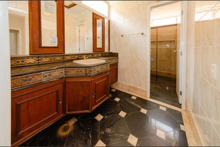 Casa à venda com 740m², 5 quartos e 6 vagasBanheiro semi-suíte