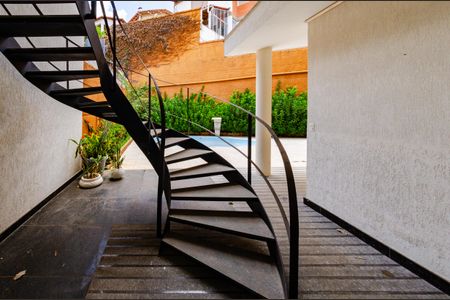 Casa à venda com 740m², 5 quartos e 6 vagasEscada