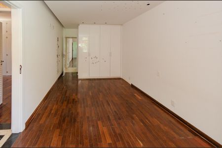 Casa à venda com 740m², 5 quartos e 6 vagasSemi-suíte 1