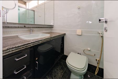 Casa à venda com 740m², 5 quartos e 6 vagasBanheiro suíte 1