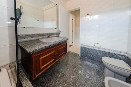 Casa à venda com 740m², 5 quartos e 6 vagasBanheiro social