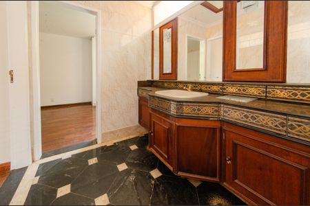 Casa à venda com 740m², 5 quartos e 6 vagasBanheiro semi-suíte