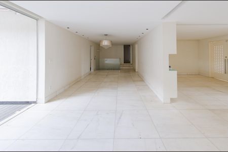 Casa à venda com 740m², 5 quartos e 6 vagasSala