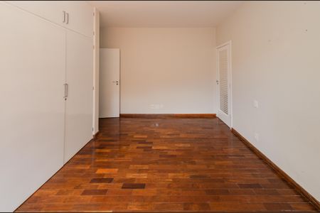 Casa à venda com 740m², 5 quartos e 6 vagasSemi-suíte 2